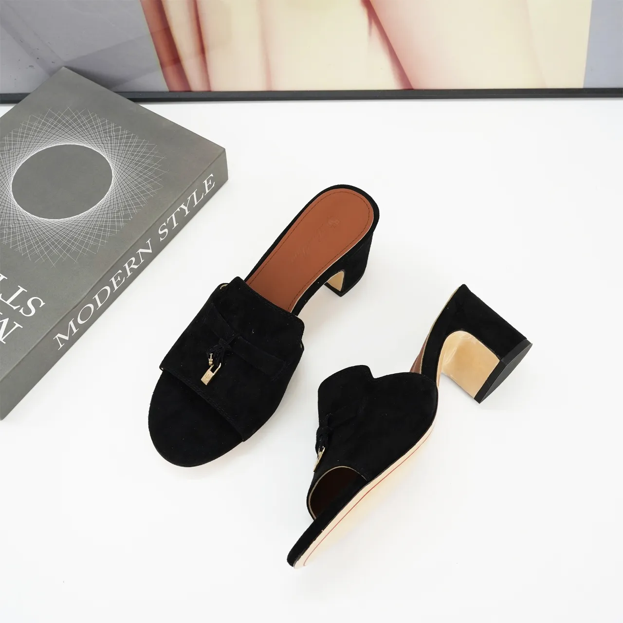 👟👟Ex-factory price 440👟👟 Genuine leather sole +30 suede sheepskin slippers with a strap decorated with Loro Piana My Charms charms and decorated with tone-on-tone stitching. Sophisticated and feminine, it pairs well with both city and resort looks. For those looking for an elegant upgrade, the summer glamor slipper is known for its slim open-back silhouette. size: 35-44 (custom-made sizes 43 and 44 are non-returnable) Upper: imported suede sheep leather (sheep), cowhide ostrich pattern, cowhide snake pattern Lining: imported high-grade mixed sheep silk Heel height: 5.5CM